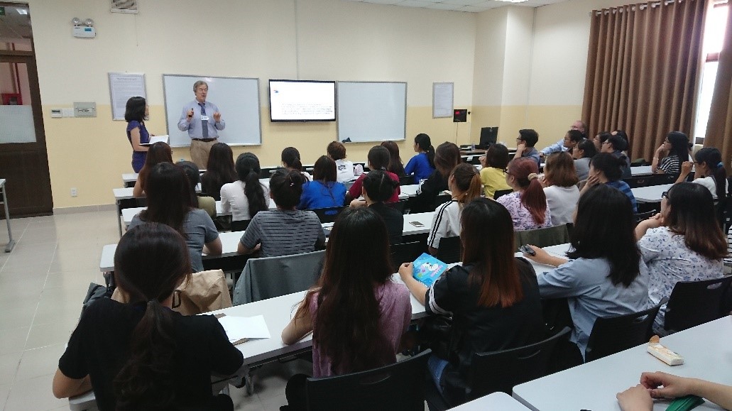 Chuyên gia và sinh viên cùng trao đổi về tầm quan trọng của truyền thông trong môi trường đa văn hóa