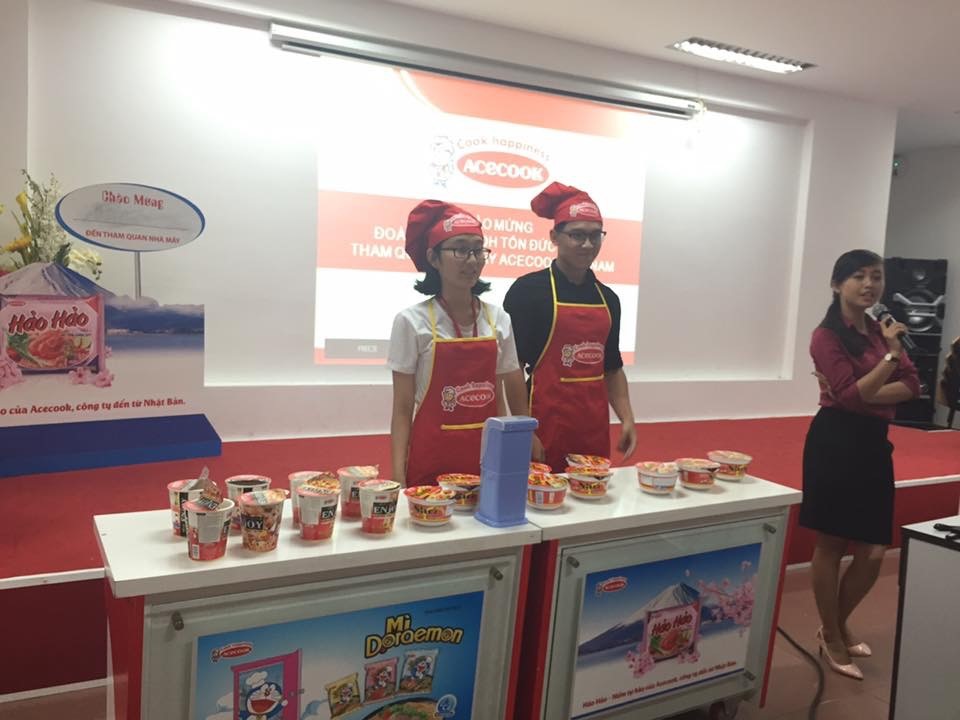 The students with the R & D Dept. prepared noodles for students to enjoy