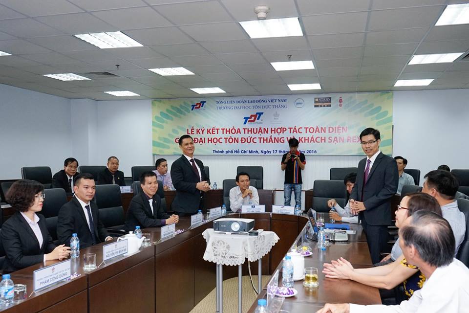 TS. Trần Trọng Đạo, Phó Hiệu trưởng trường Đại học Tôn Đức Thắng giới thiệu về thành phần tham dự của trường. Vinh dự có GS Lê Vinh Danh, Hiệu trưởng trường Đại học Tôn Đức Thắng, TS. Võ Hoàng Duy, Phó Hiệu trưởng nhà trường cùng các giảng viên, viên chức khác của trường.
