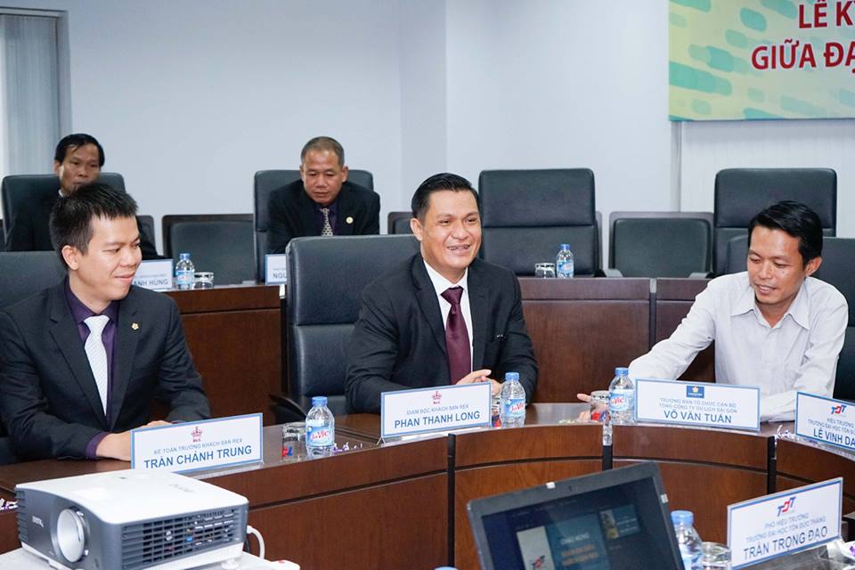 Ông Phan Thanh Long, giám đốc khách sạn Rex đang giới thiệu thông tin về đoàn đại biểu.