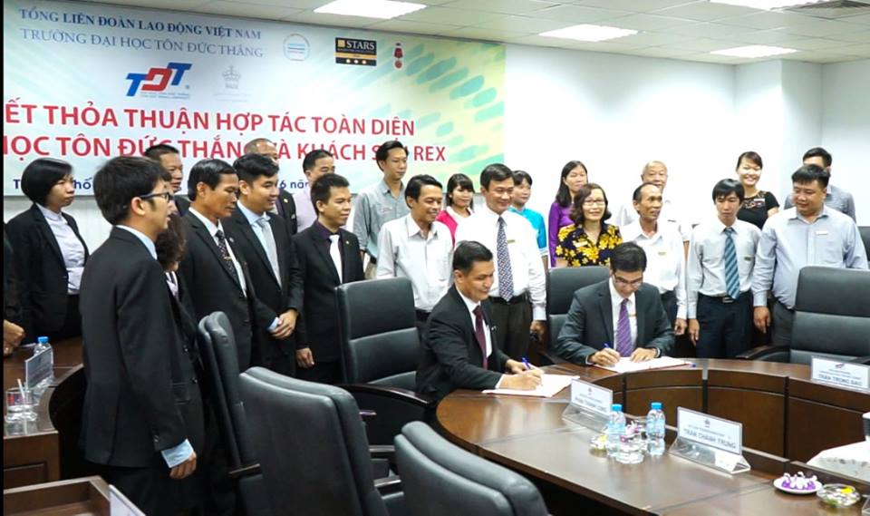 TS. Trần Trọng Đạo, Phó Hiệu trưởng trường Đại học Tôn Đức Thắng đại diện nhà trường ký kết với ông Phan Thanh Long, giám đốc khách sạn Rex. 