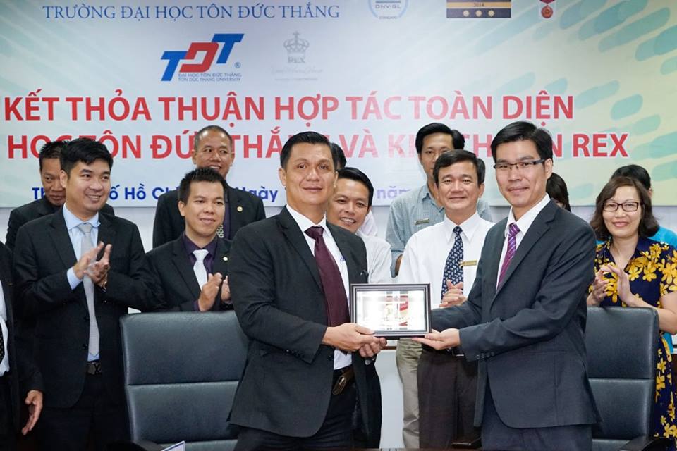 TS. Trần Trọng Đạo, Phó Hiệu trưởng trường Đại học Tôn Đức Thắng đại diện nhà trường ký kết với ông Phan Thanh Long, giám đốc khách sạn Rex. 