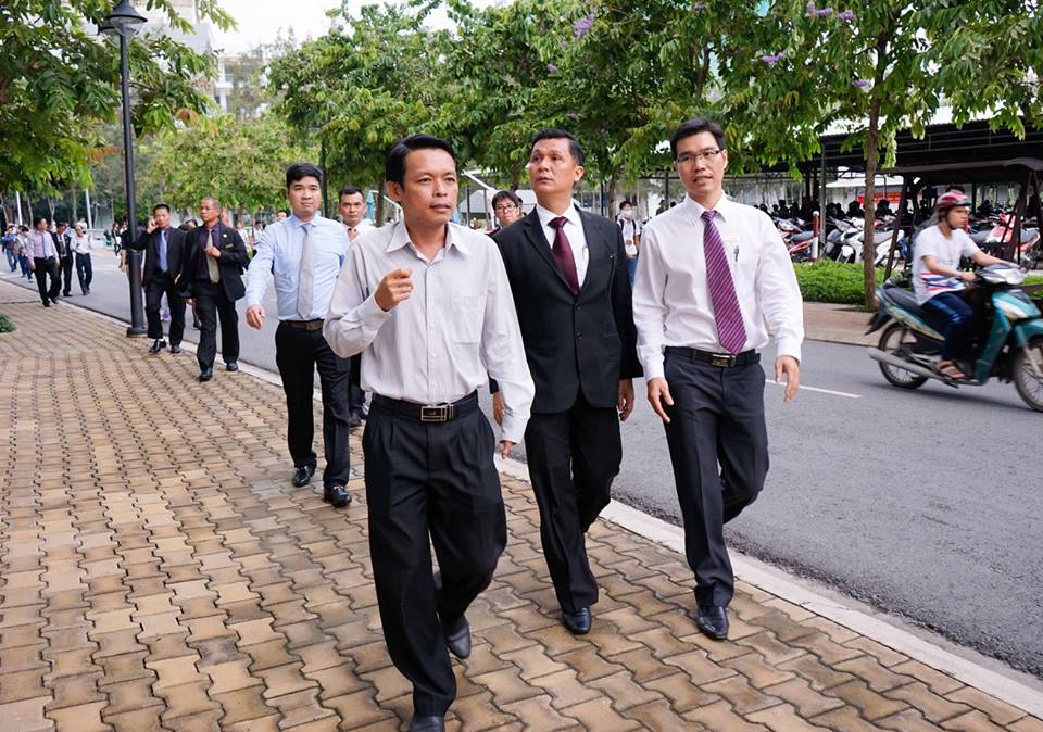 TS. Trần Trọng Đạo, Phó Hiệu trưởng trường Đại học Tôn Đức Thắng hướng dẫn đoàn khách sạn Rex tham quan nhà trường.