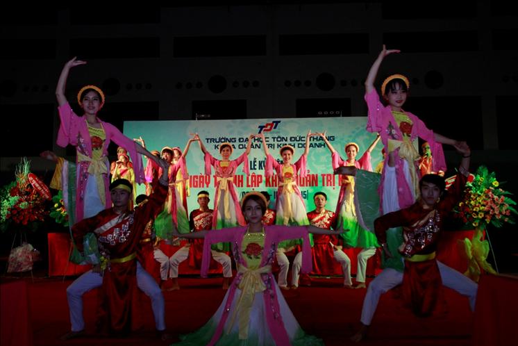 Tiết mục múa mở màn buổi lễ của Câu lạc bộ Văn nghệ Khoa
