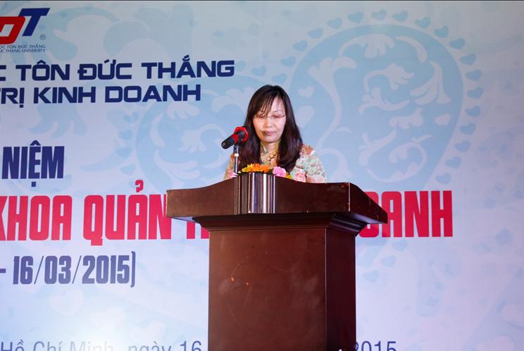 TS. Phạm Thị Minh Lý – Trưởng Khoa Quản Trị Kinh Doanh ôn lại lịch sử hình thành và phát triển của Khoa Quản Trị Kinh Doanh trong thời gian qua và phát biểu khai mạc chương trình.