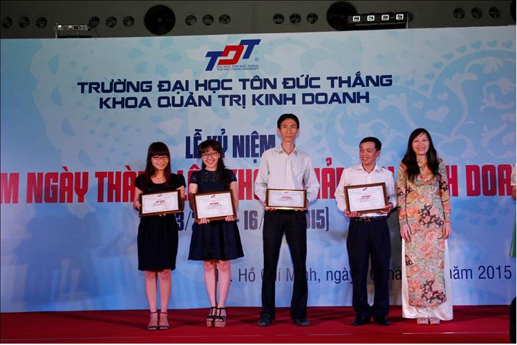 TS.Phạm Thị Minh Lý – Trưởng Khoa Quản Trị Kinh Doanh trao giấy khen cho Cán bộ - Giảng viên có đóng góp cho sự phát triển của Khoa