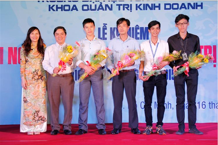 TS. Phạm Thị Minh Lý – Trưởng Khoa Quản Trị Kinh Doanh tặng hoa chúc mừng Ban liên lạc Cựu sinh viên và sinh viên Khoa.