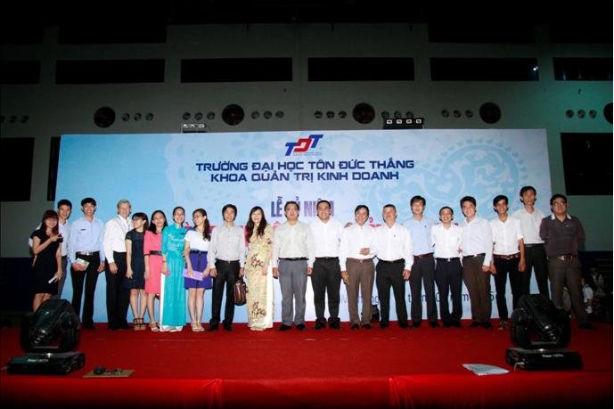 Tập thể Giảng viên – cán bộ, cựu sinh viên và sinh viên Khoa chụp hình lưu niệm cùng Ban tổ chức.