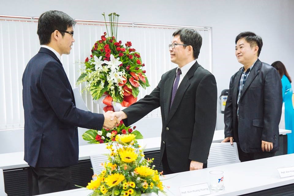 TS Trần Trọng Đạo Phó Hiệu trưởng nhà trường đón tiếp GS.TS Kun-Huang Huarng, Trưởng khoa kinh doanh và GS. TS. Wen-Hsiang Lai đại học Phùng Giáp.
