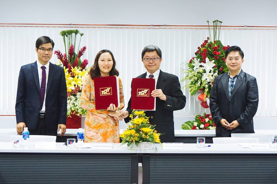 TS Trần Trọng Đạo - Phó Hiệu trưởng nhà trường, TS Phạm Thị Minh Lý - trưởng khoa Quản trị kinh doanh chụp ảnh lưu niệm với GS.TS Kun-Huang Huarng - Trưởng khoa kinh doanh và GS. TS. Wen-Hsiang Lai, Đại học Phùng Giáp.