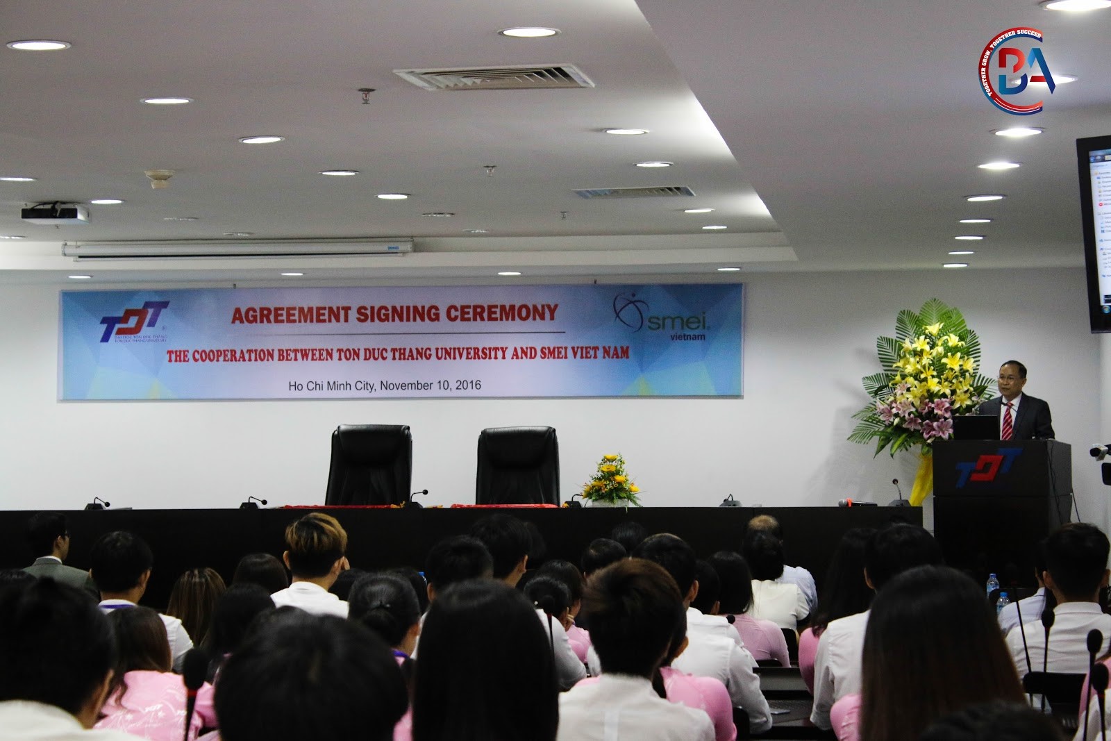 Trước khi thủ tục ký kết bắt đầu, ông Hồ Huy Huyền, CME, CSE – Tổng giám đốc SMEI Việt Nam chia sẻ về ý nghĩa của việc hợp tác và sự cam kết của SMEI đồng hành với nhà trường.