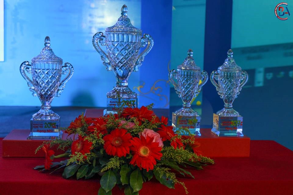 Phần thưởng vinh dự nhất của cuộc thi : các chiếc CUP vinh danh.