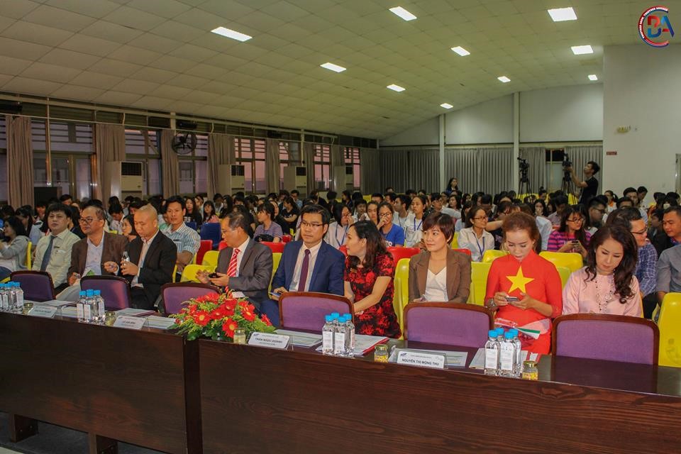 Ban giám khảo cuộc thi trước giờ khai mạc đêm chung kết