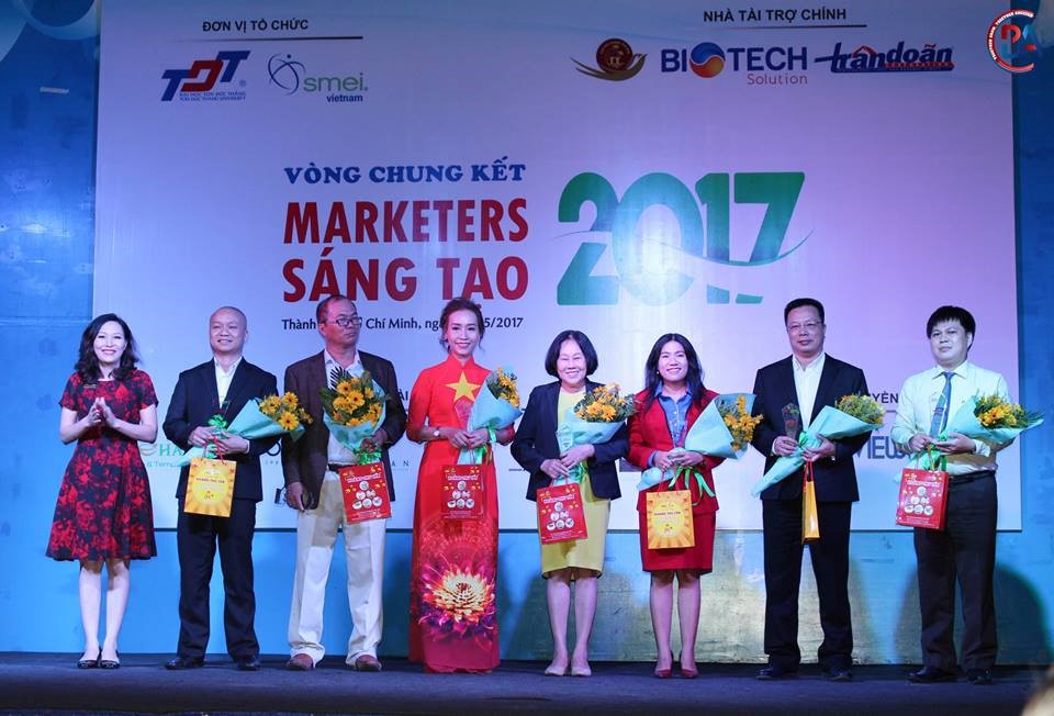 TS Phạm Thị Minh Lý, trưởng khoa Quản trị kinh doanh trường Đại học Tôn Đức Thắng, đại diện ban tổ chức chụp ảnh lưu niệm với các thành viên Ban giám khảo
