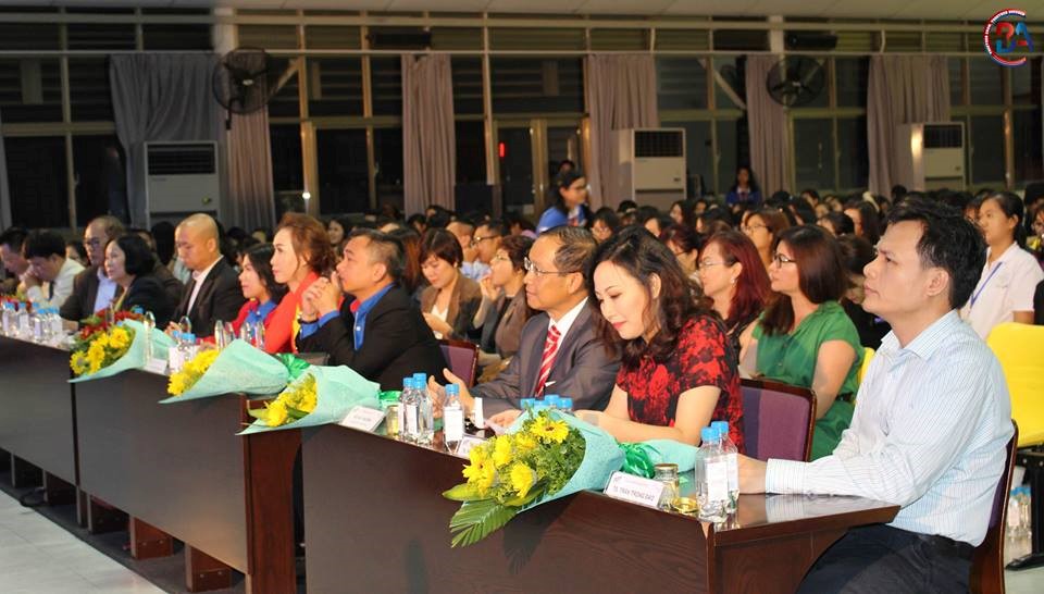 Các thành viên Ban giám khảo và Ban tổ chức đang đánh giá các phần thi của các đội