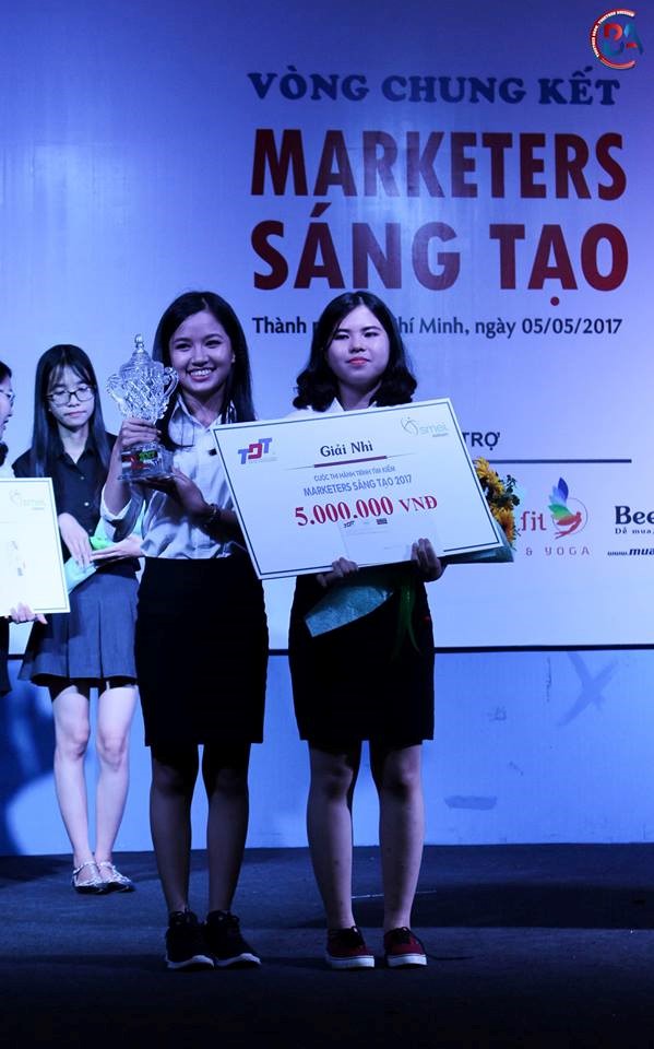 Hai cô gái đến từ đội PC, từ trường Đại học Mở đạt giả nhì của cuộc thi Hành trình tìm kiếm Marketer sáng tạo năm 2017