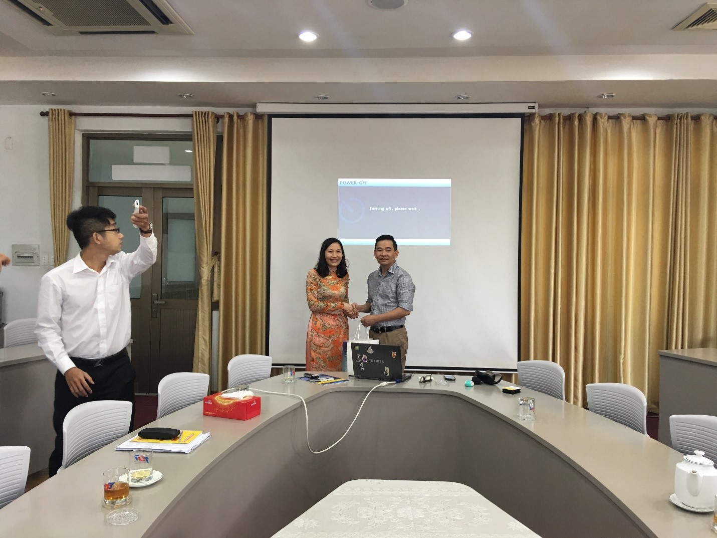 TS Phạm Thị Minh Lý, Trưởng Khoa Quản trị Kinh doanh trao quà lưu niệm và cám ơn của PGS Liêm về buổi chia sẻ.