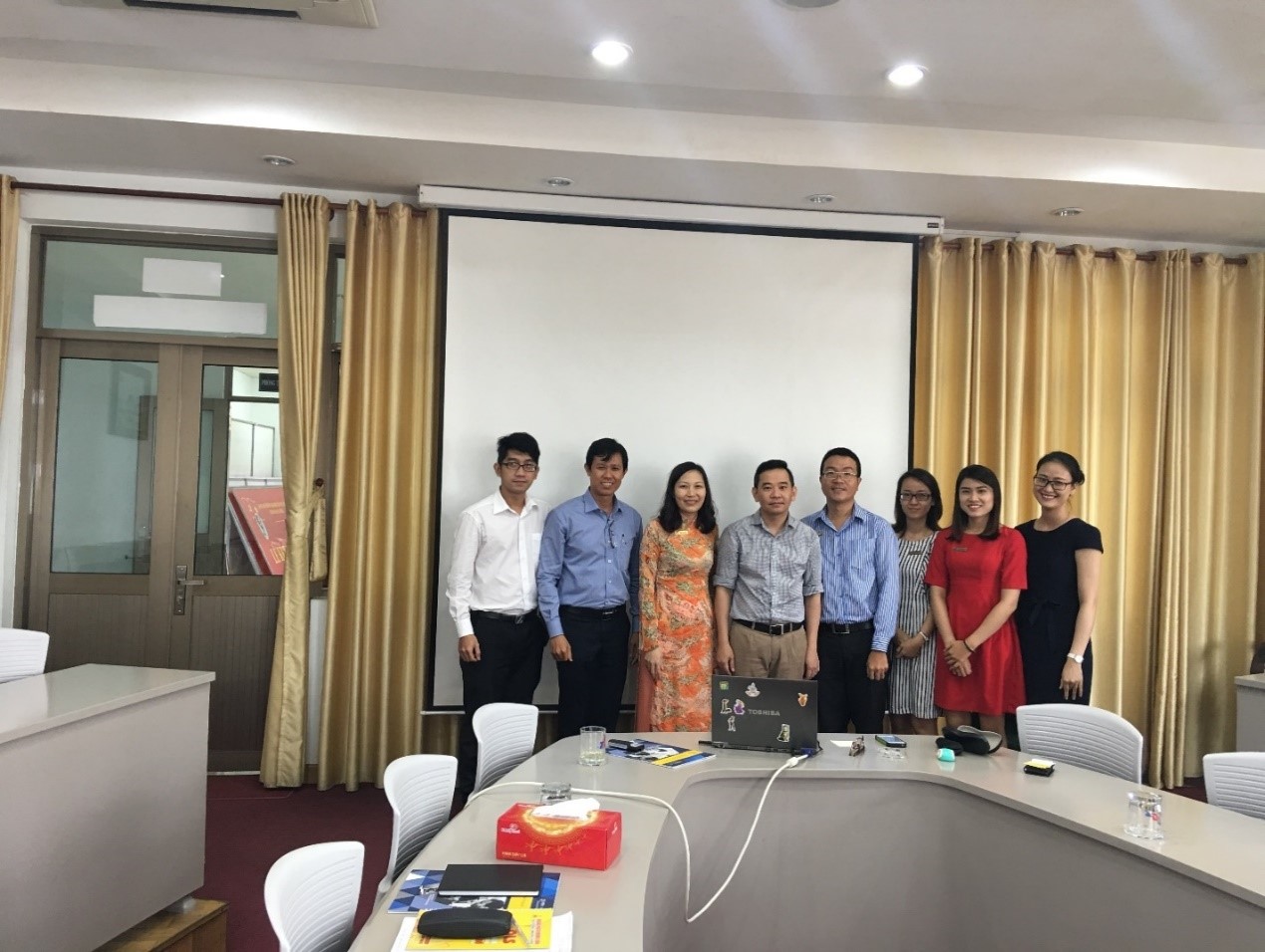 Tập thể giảng viên của khoa chụp ảnh lưu niệm cùng của PGS Liêm