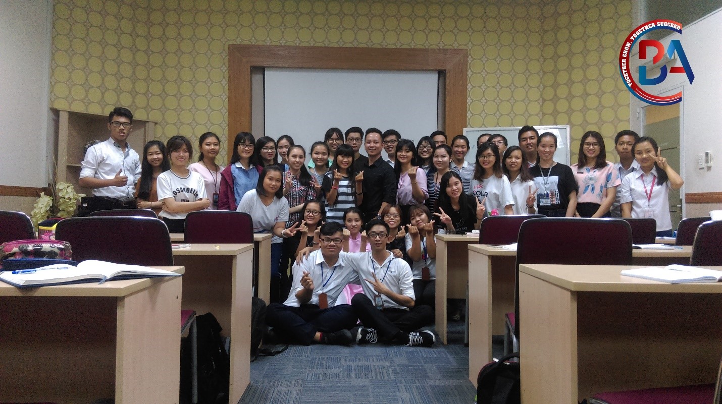 Picture 5: TOP 40 took a photo with speaker Nguyen Hong Khanh and the organizers