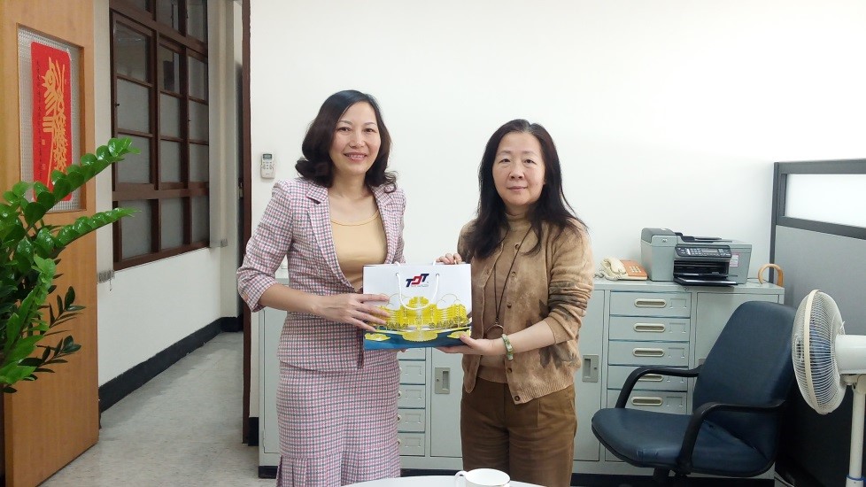 Hình 3: TS. Phạm Thị Minh Lý tặng quà lưu niệm với Chánh văn phòng phụ trách Đào tạo Trường Đại học Phùng Giáp