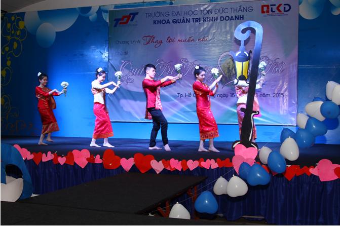 Tiết mục của Sinh viên Quốc tế Lào