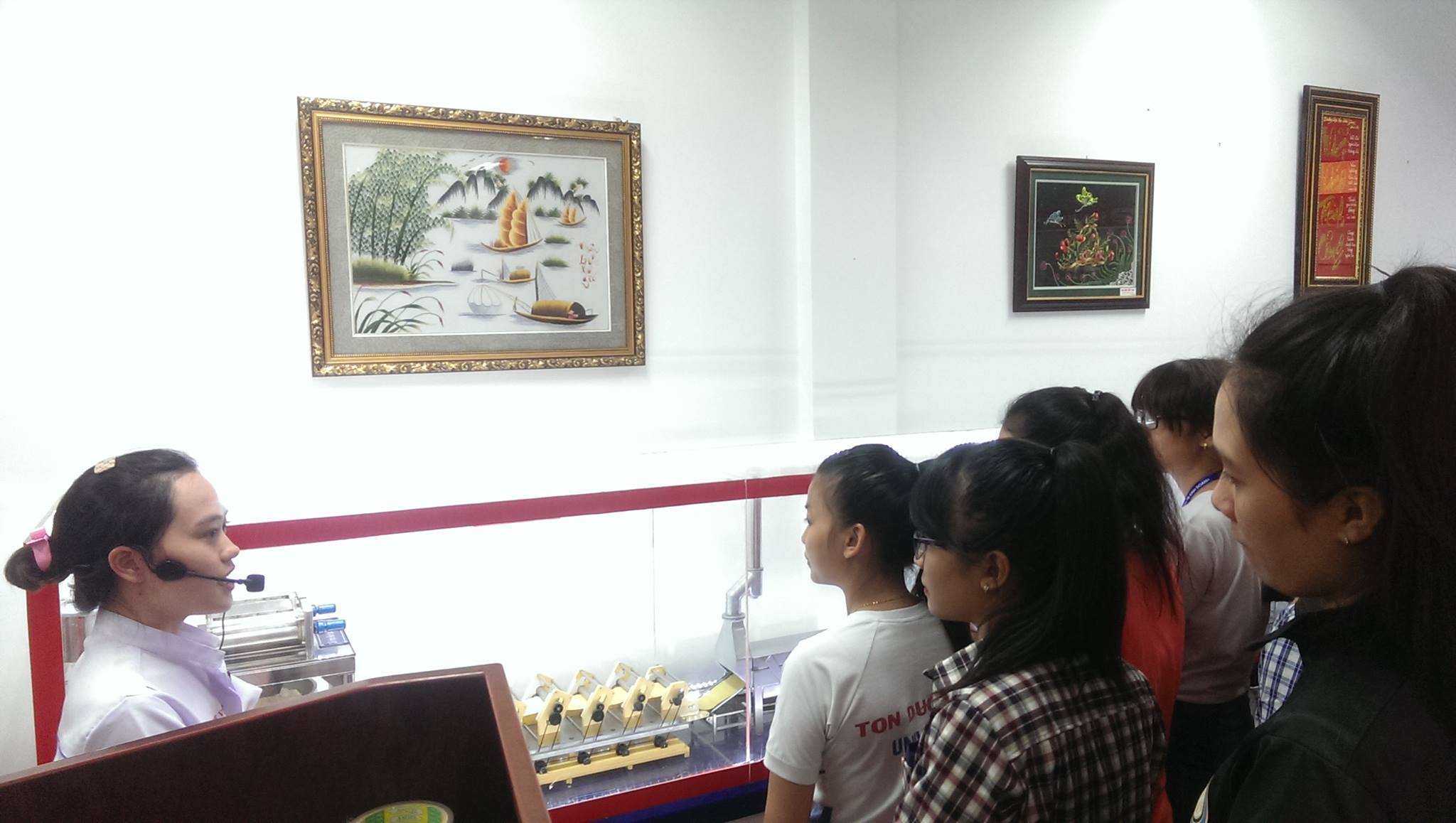 Sinh viên được tìm hiểu các quy trình sản xuất mì ăn liền trên mô hình trước khi tham quan thực tế