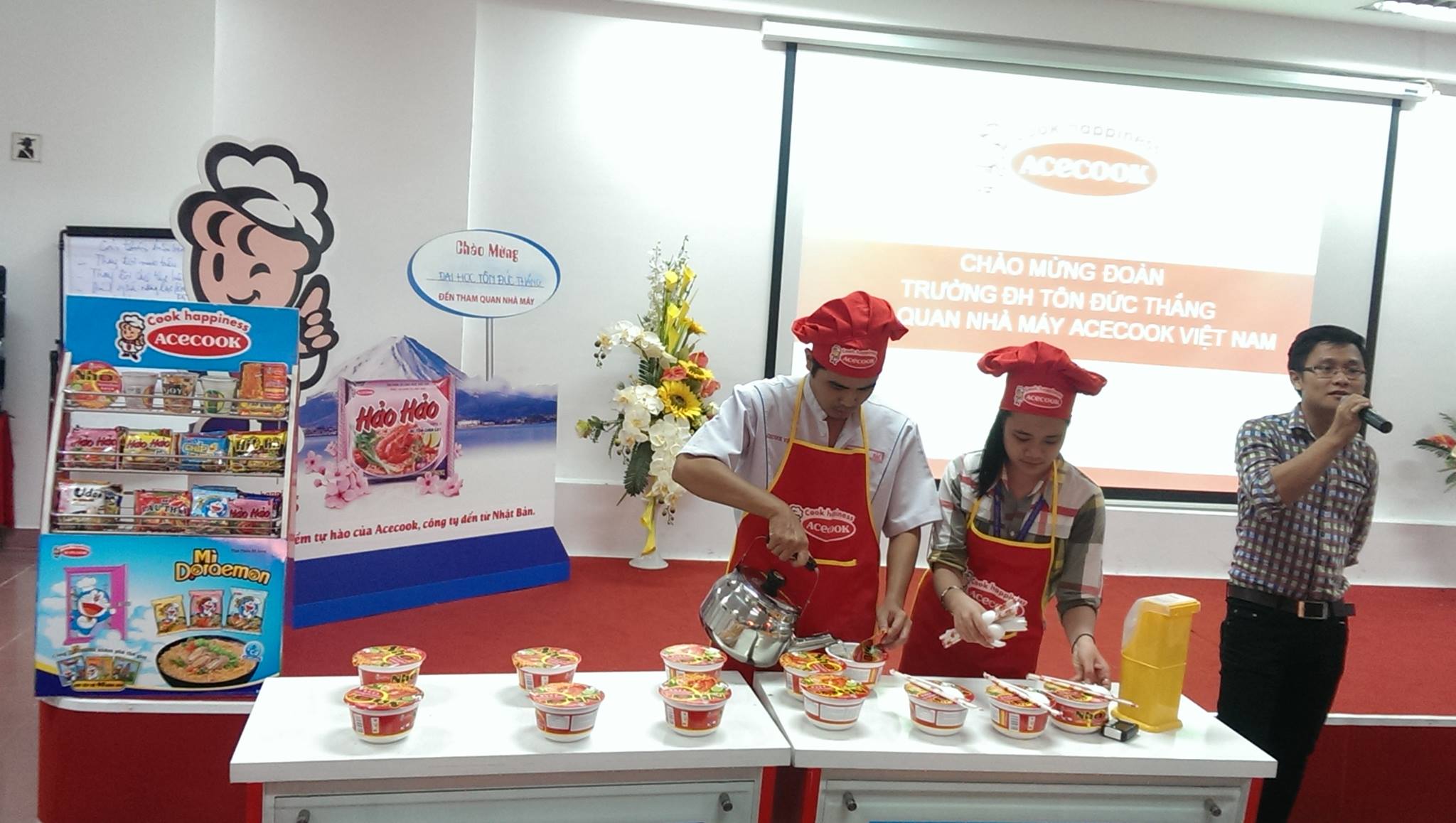 Các bạn sinh viên được hướng dẫn cách nấu và thưởng thức đúng cách các sản phẩm của công ty
