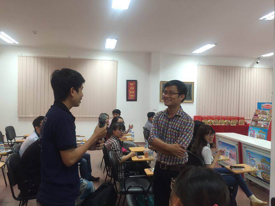 Sinh viên tham gia đặt câu hỏi