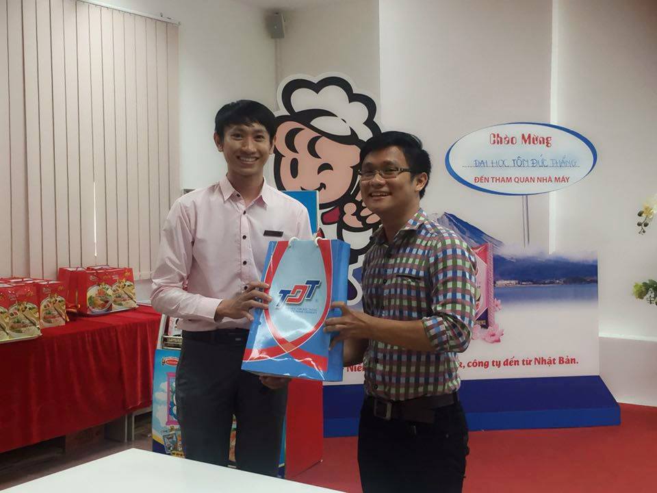 Đại diện Trường và Khoa Quản trị kinh doanh – ThS. Lê Minh Hiếu nói lời cảm ơn và tặng phần quà lưu niệm cho đại diện công ty Acecook Việt Nam