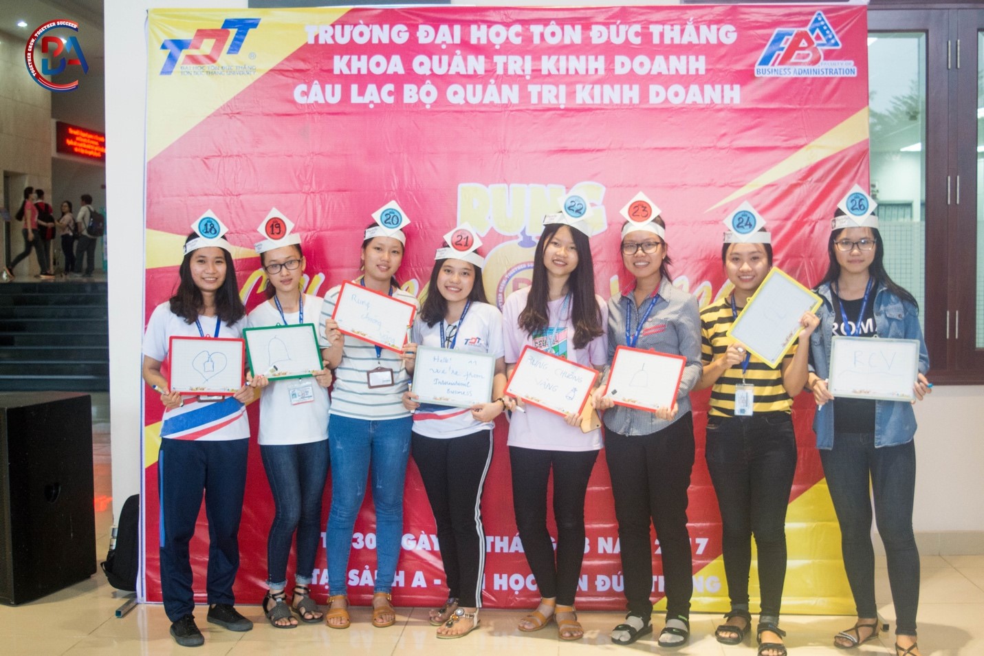 Thí sinh chụp hình lưu niệm