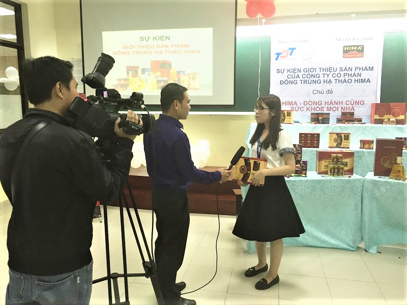 Doanh nghiệp HIMA thực hiện ghi hình phỏng vấn sinh viên về hoạt động ra mắt sản phẩm