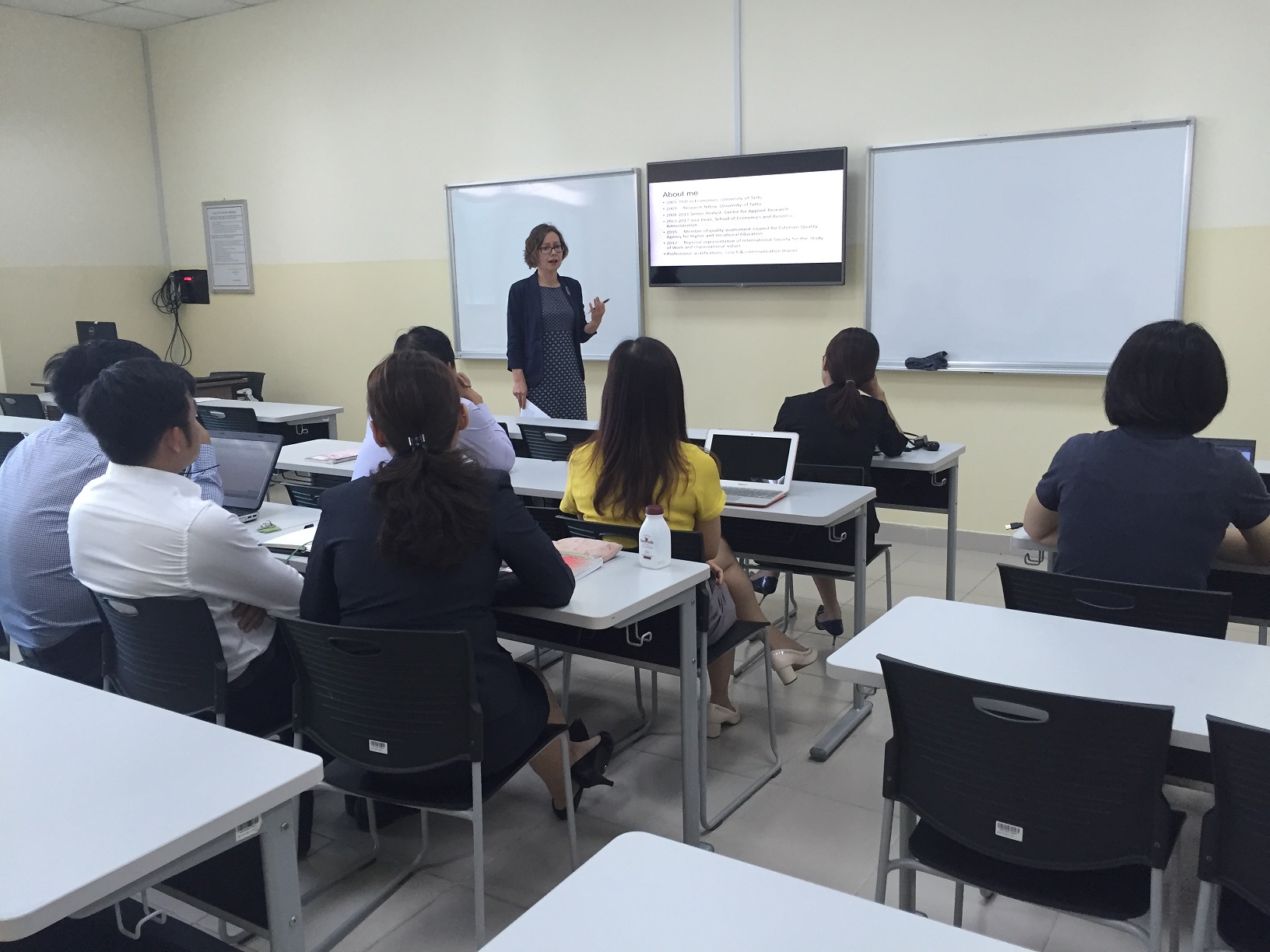 Dr. Krista Jaakson đang giới thiệu về các công trình nghiên cứu của mình