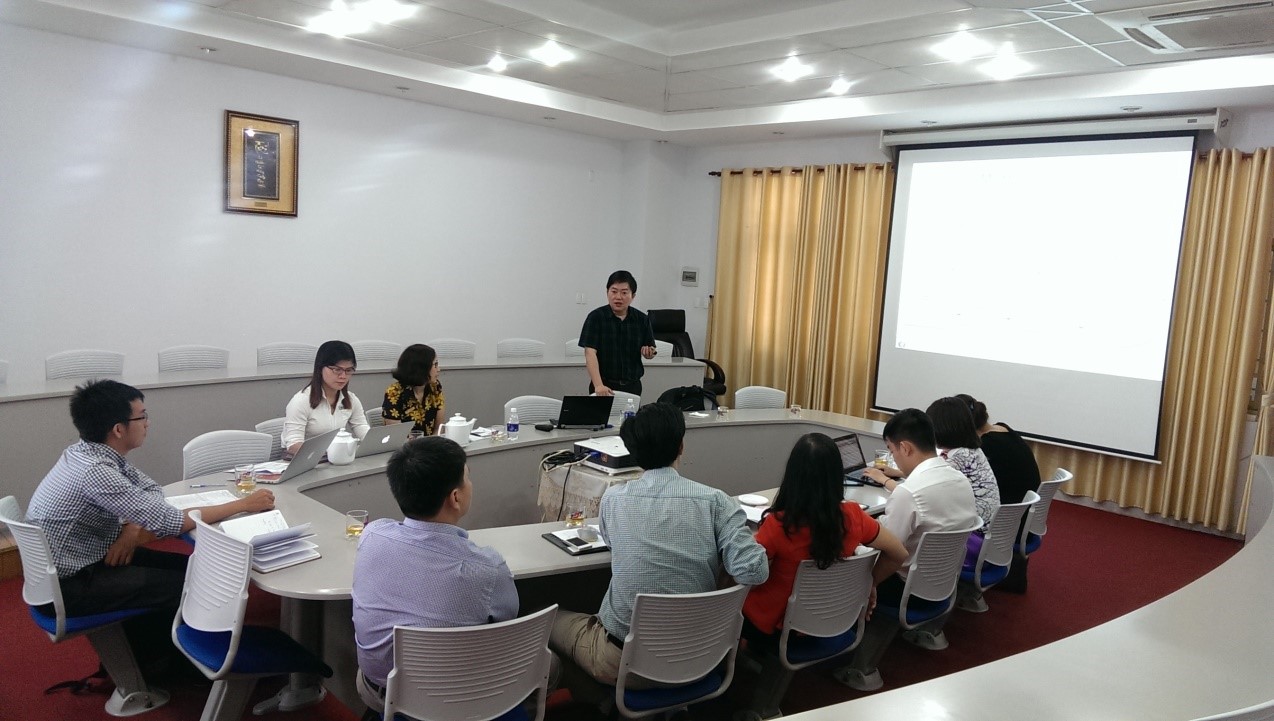 Giáo sư đang thảo luận cùng với giảng viên và nghiên cứu sinh của khoa.