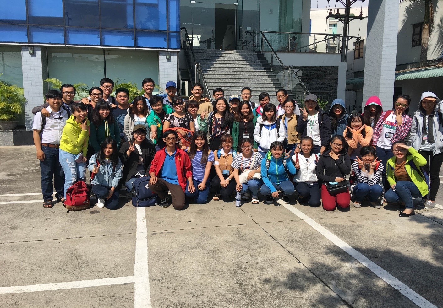 Dr. Pham Thi Ngan and the students take the souvenir picture in front of Tan Cang STC