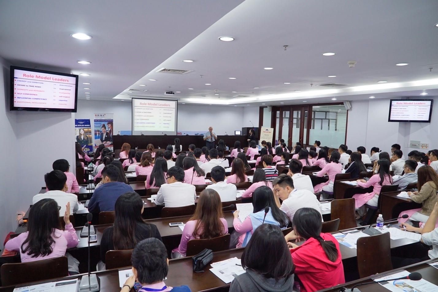 Toàn cảnh buổi hội thảo: các bạn sinh viên chăm chú lắng nghe từ sự chia sẻ của diễn giả Morris Anderson