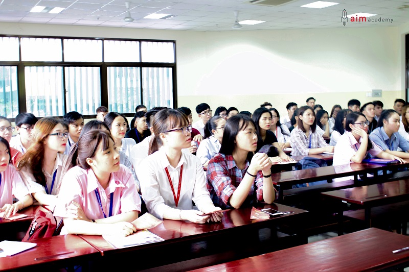 Rất đông các bạn sinh viên đến tham dự buổi chia sẻ