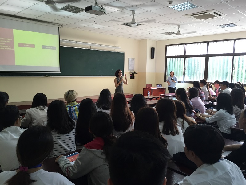 Chị Diệu Anh đang trao đổi với các sinh viên về hai khái niệm trong ngành: Client và Agency