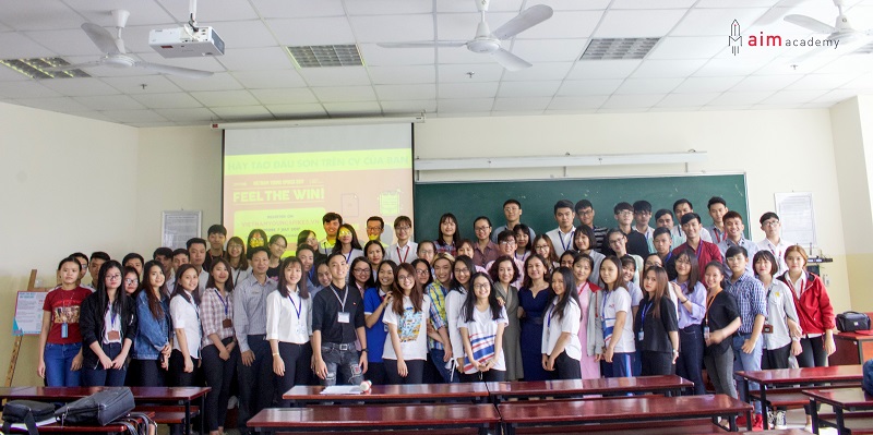 Các bạn sinh viên, thầy cô bộ môn chụp ảnh lưu niệm cùng chị Diệu Anh