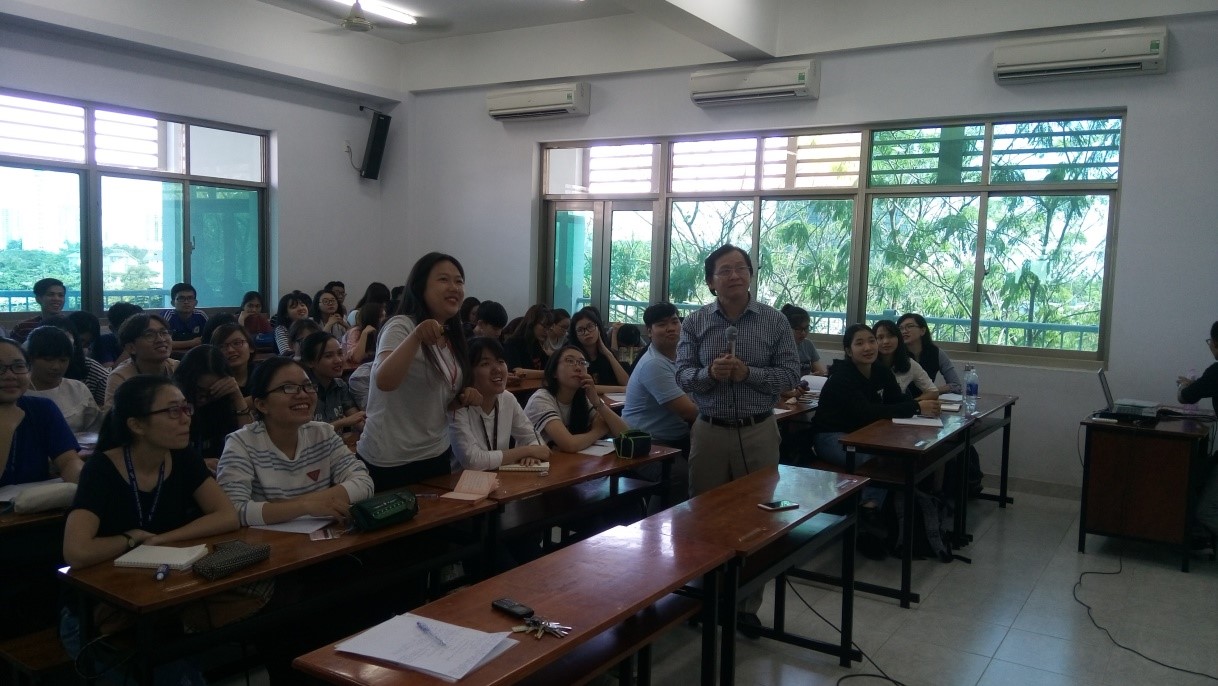 Những ý kiến phát biểu của các bạn sinh viên được chuyên gia trân trọng lắng nghe và tận tình hướng dẫn hoàn thiện.