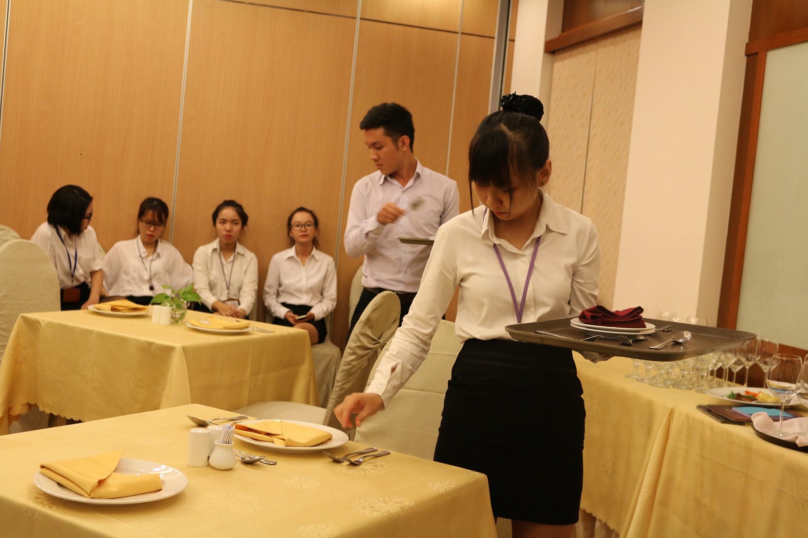 Sinh viên thực hành hoạt động set-up bàn tiệc