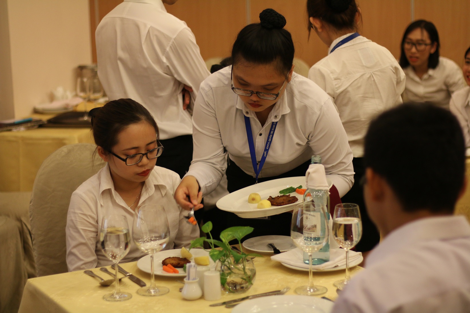 Sinh viên thực hành phục vụ bàn tiệc