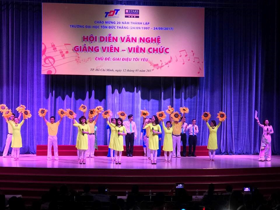 Cán bộ, Giảng viên Khoa QTKD trong phần chào kết chương trình