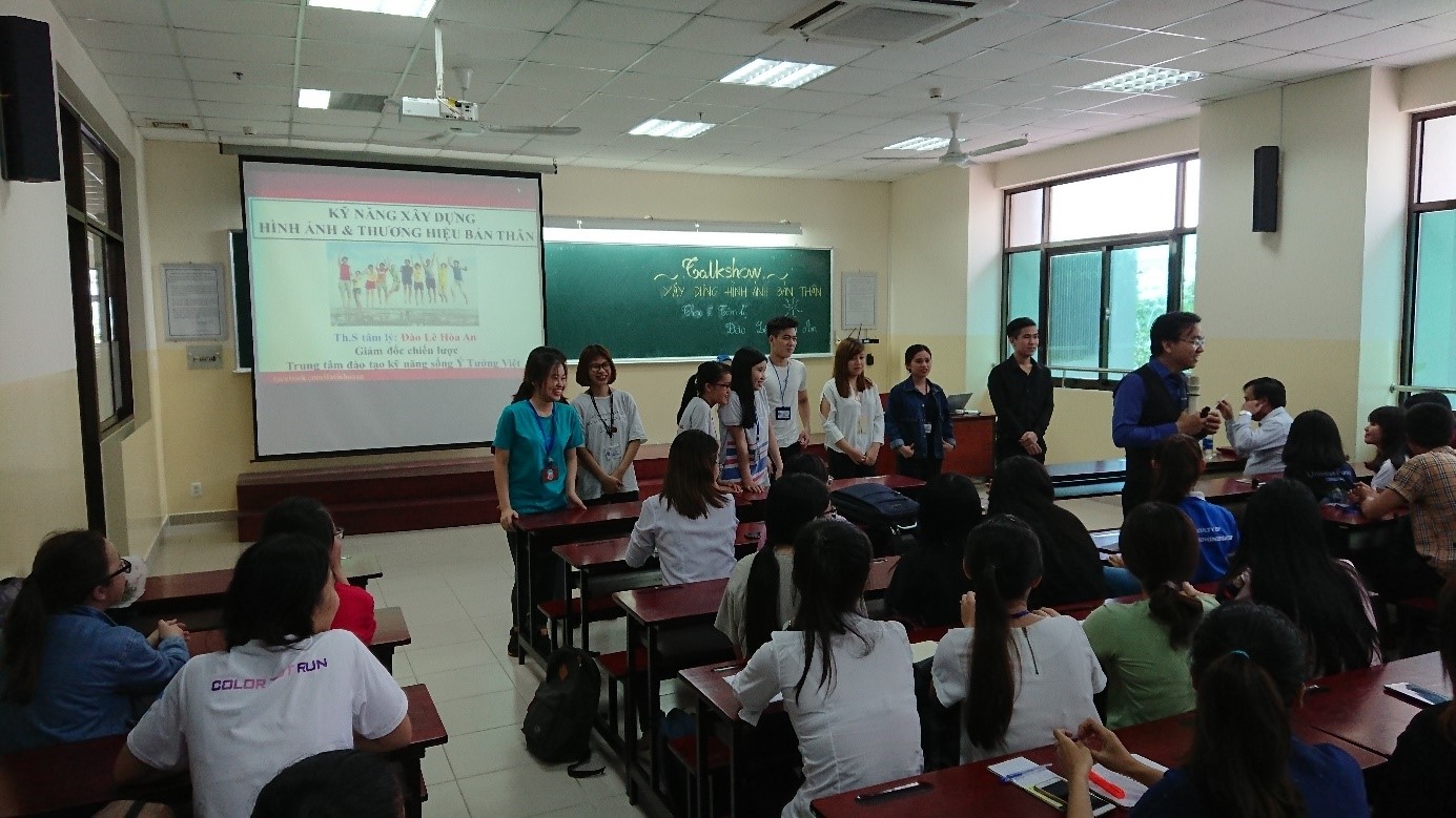 Các bạn SV tham gia hoạt động trong buổi hội thảo