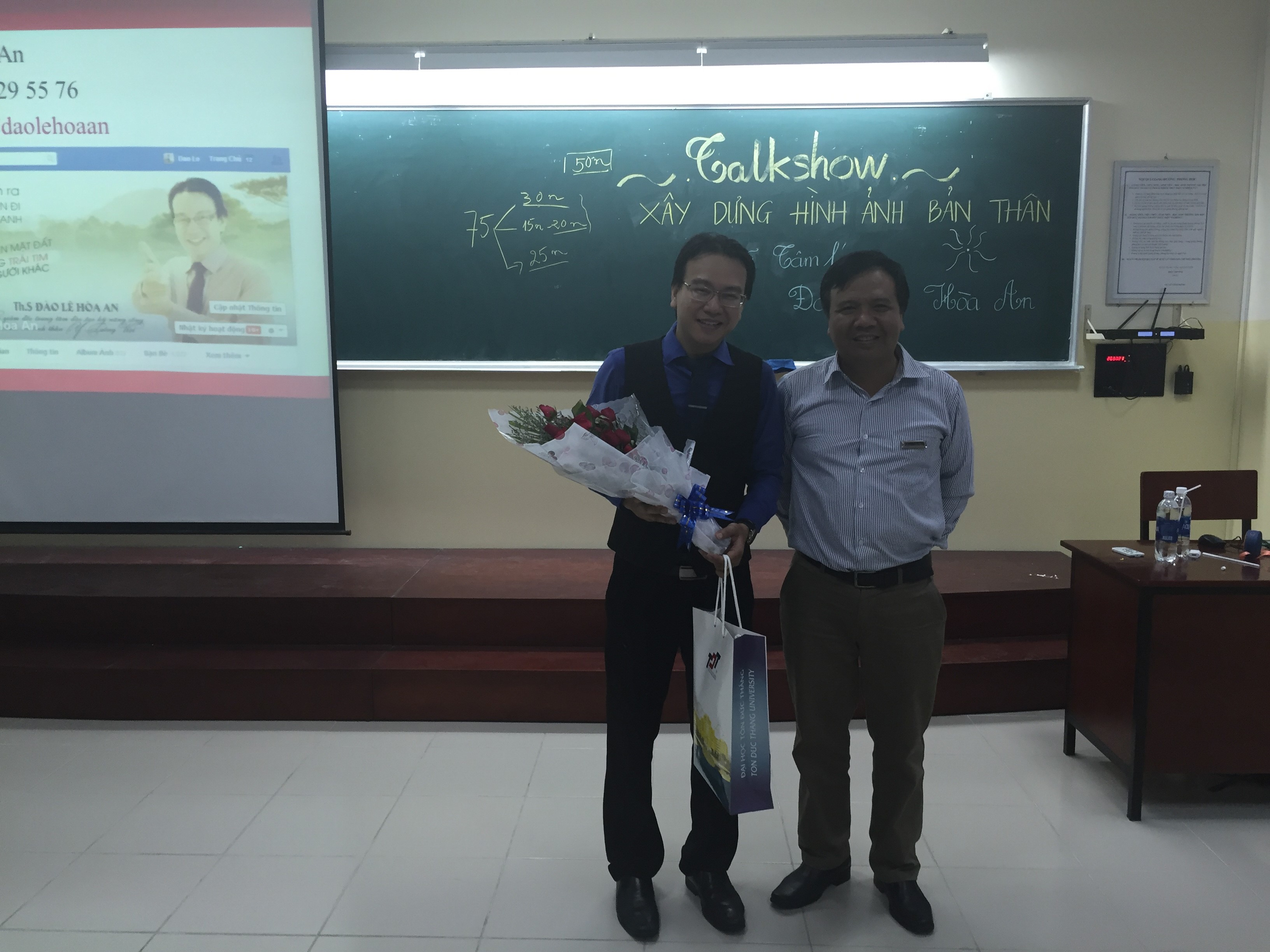 Ths Võ Thế Sinh trao quà và chụp ảnh với diễn giả Đào Lê Hòa An đã có buổi chia sẻ đầy thú vị và ý nghĩa.