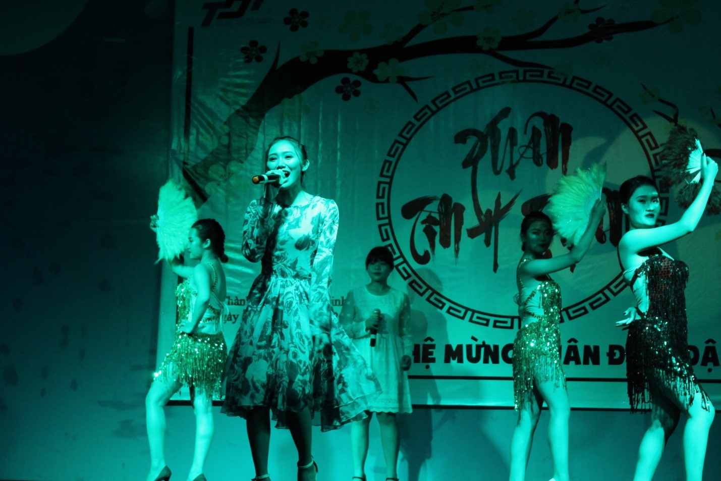 Tiết mục Song ca “ Điệp khúc mùa Xuân”