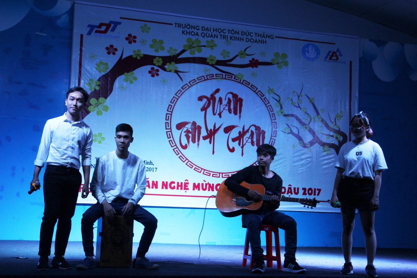 Tiết mục Mashup Aucostic đến từ CLB Văn nghệ Khoa QTKD