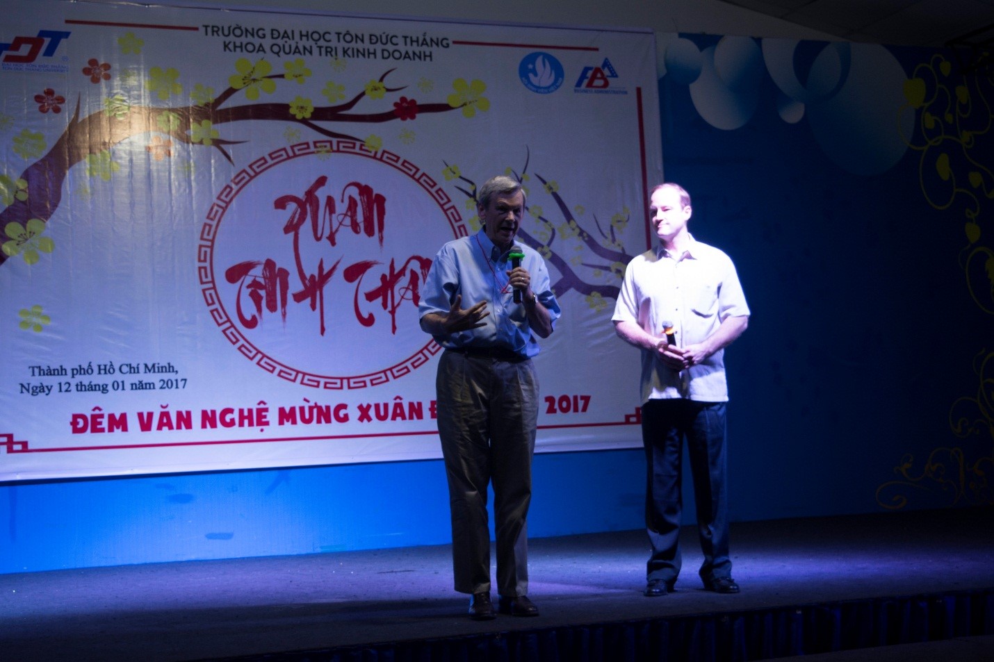 GS. Richard và đồng nghiệp tham dự đêm diễn và gửi những lời nhắn nhủ đến sinh viên