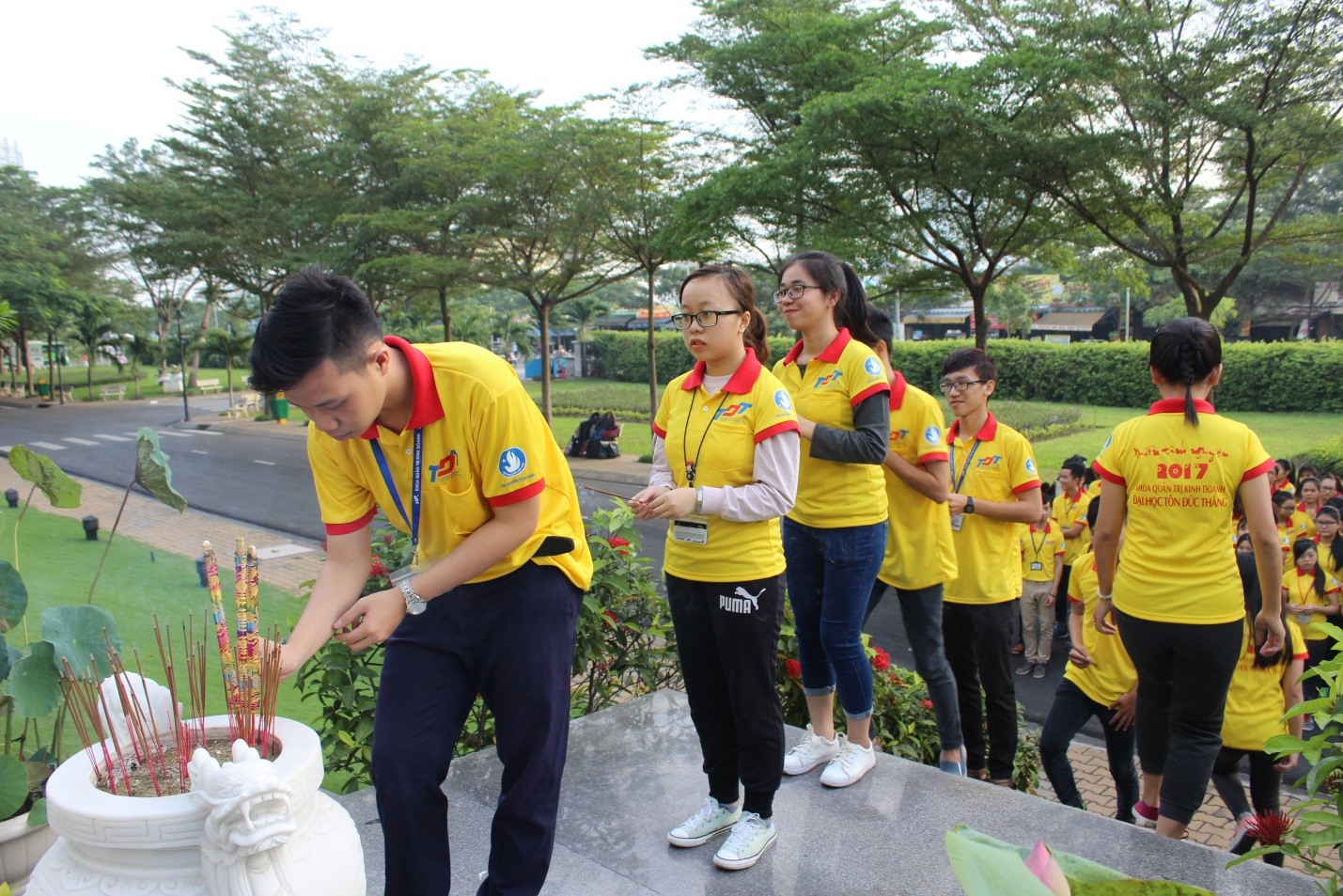 Các Chiến sĩ dâng hương tại tượng đài Bác Tôn