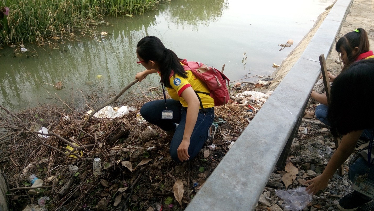 Các chiến sĩ cùng nhau làm sạch rác bên các bờ kênh ven đường