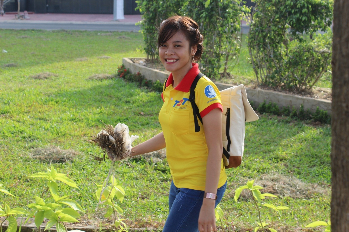 Nụ cười mang tinh thần xung kích của một nữ chiến sĩ Khoa QTKD